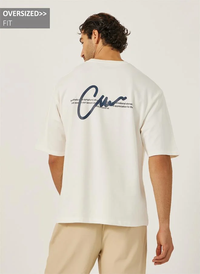 ستايلي تيشيرت أوفر سايز بياقة دائرية وطبعة شعار